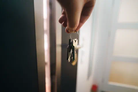 Ключи у входной двери квартиры
